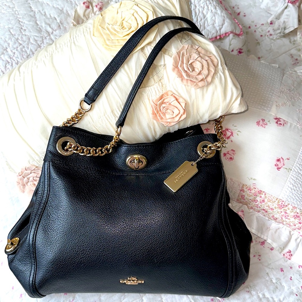 𝗖𝗢𝗔𝗖𝗛 Turnlock Edie Shoulder Bag!